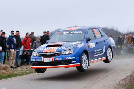 Christensen/Frederiksen flyver højt i deres Subaru Impreza WRX.
(Foto: bjohansson.dk)